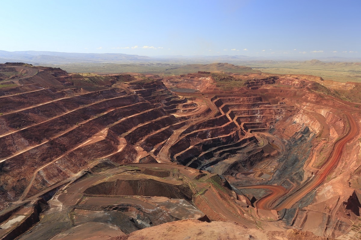 “the world’s largest deposit”, the discovery of 55 billion tons of iron in an unlikely location